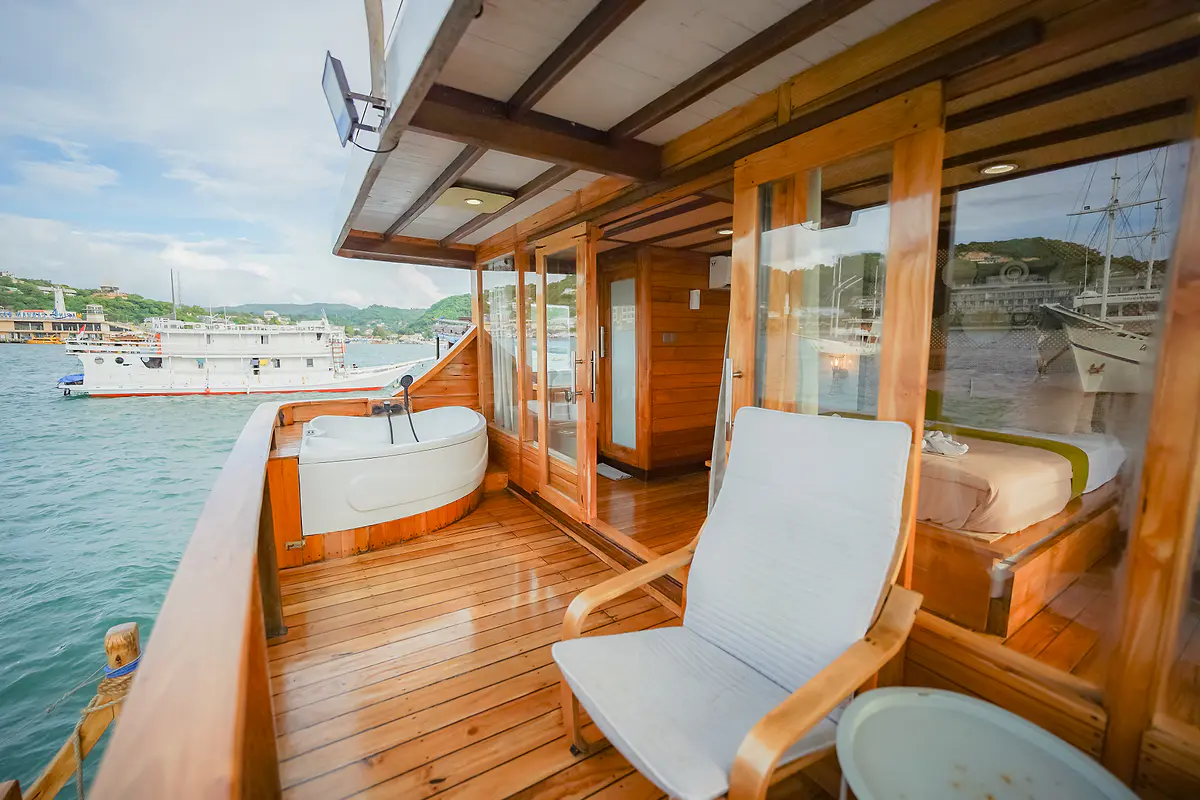 Royal Jacuzzi Suite - Image 1